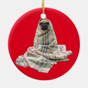 Mops i en beställnings- bakgrundsfärg för filt julgransprydnad keramik