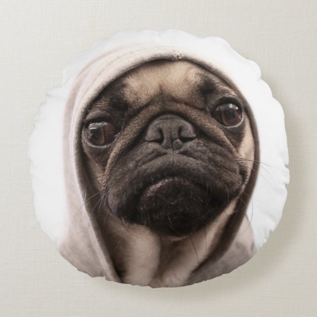 Mops i en Hoodie Rund Kudde (Framsidan)