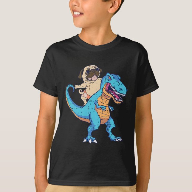 Mops Ridning T-Rex Surfande Dinosaurium Rolig Hund T Shirt (Framsida)