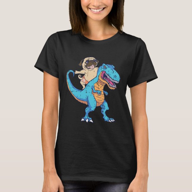 Mops Ridning T-Rex Surfande Dinosaurium Rolig Hund T Shirt (Framsida)