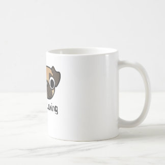 Mops som älskar muggen kaffemugg