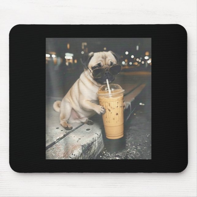Mops som dricker iskaffe rolig djur meme hund mops musmatta (Framsidan)