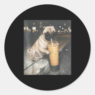 Mops som dricker iskaffe rolig djur meme hund mops runt klistermärke
