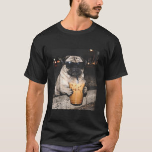 Mops som dricker iskaffe rolig hund meme t shirt