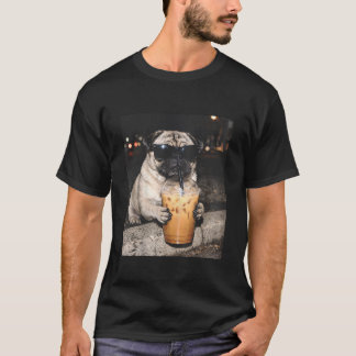 Mops som dricker iskaffe rolig hund meme t shirt
