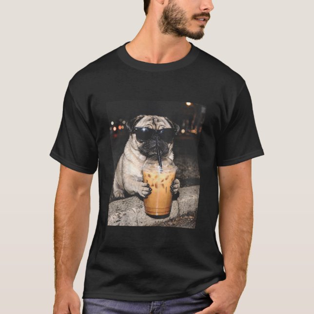 Mops som dricker iskaffe rolig hund meme t shirt (Framsida)