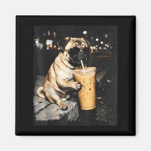 Mops som dricker iskaffe snygg hund glasögon rolig magnet