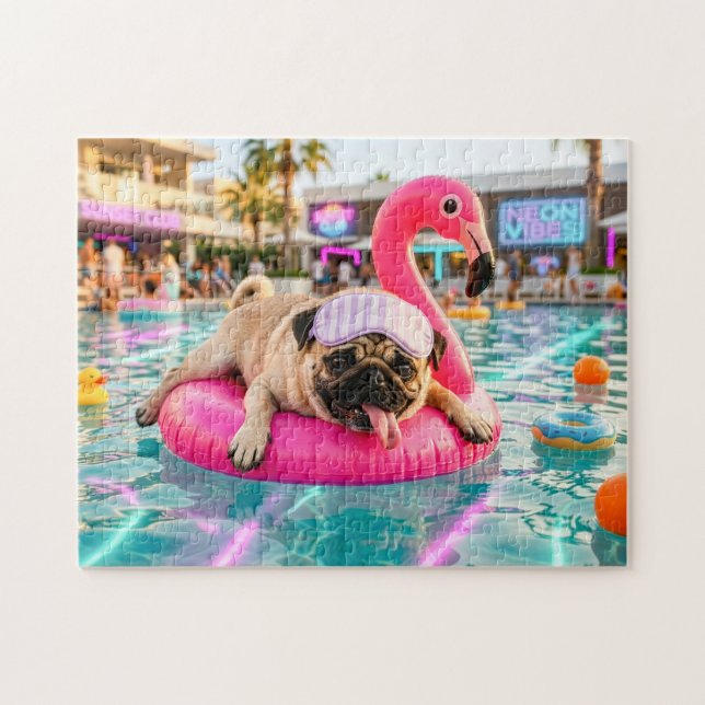 Mops som flyter på rosa flamingoflotte pussel (Horisontell)