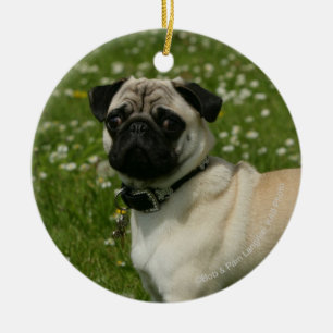 Mops som leker i blommor julgransprydnad keramik