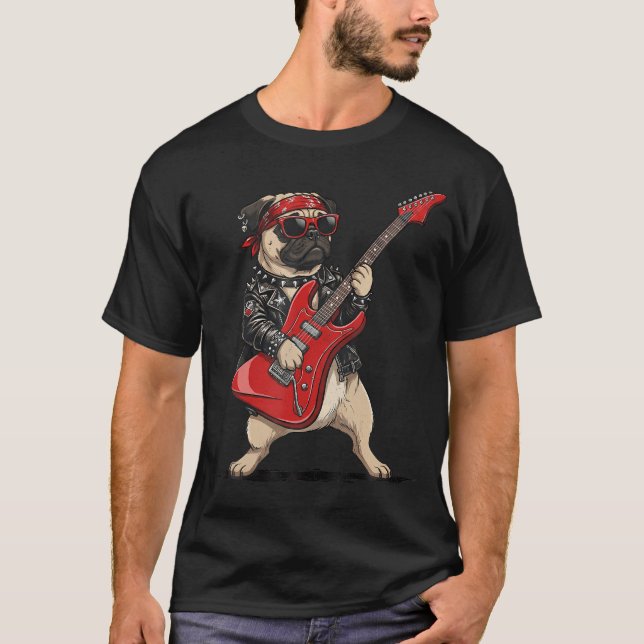Mops som spelar elgitarr Rockmusik Hund T Shirt (Framsida)