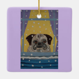 Mops som tittar på snö julgransprydnad keramik