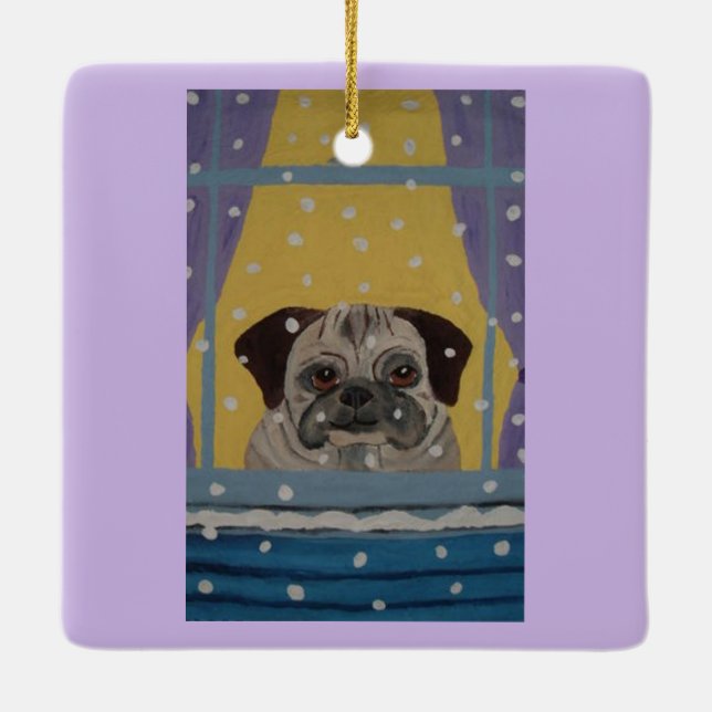 Mops som tittar på snö julgransprydnad keramik (Baksida)