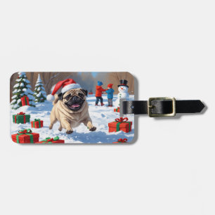 Mops springandes i snö med julhatt bagagebricka