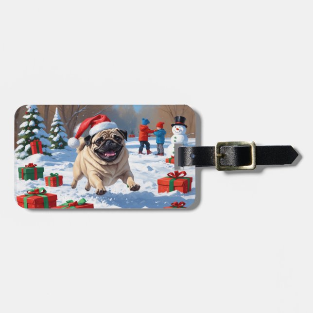 Mops springandes i snö med julhatt bagagebricka (Horisontell Framsida)
