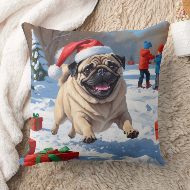 Mops springandes i snö med julhatt kudde (Filt)