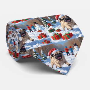 Mops springandes i snö med julhatt slips