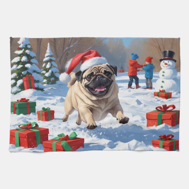 Mops springer i snö med julhatt kökshandduk (Horisontell)