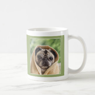 Mops täckte den förälskade mopsmuggen av mops och kaffemugg
