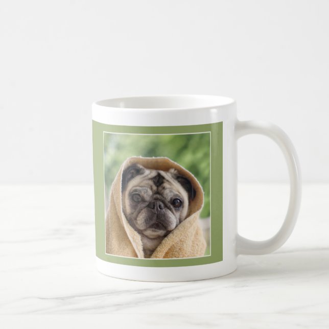Mops täckte den förälskade mopsmuggen av mops och kaffemugg (Höger)