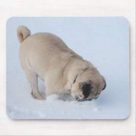 Mopshund som leker vintersnön musmatta