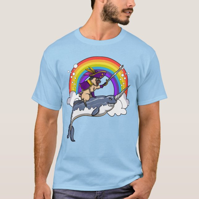 Mopshundpirat som rider den roliga Narwhal fisken T Shirt (Framsida)