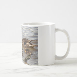 Mor- & babygräsand på floden kaffemugg