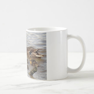 Mor- & babygräsand på floden kaffemugg