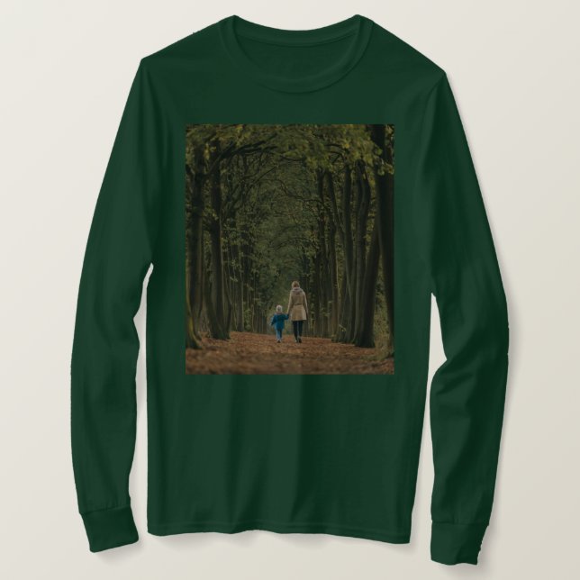Mor Child Walking in Forest Grönt T-Shirt (Design framsida)