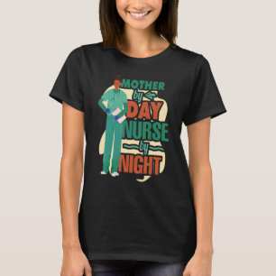 Mor efter daglig sjuksköterska vid nattlig Mamma ä T Shirt