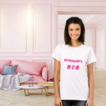 Mor-födelsedagstjucka shock rosa t shirt<br><div class="desc">En t-shirt för födelsedagstjuvans mamma. Anpassa och lägga till text. Shock rosa färgad text.</div>