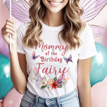 Mor från Fairy Parent's Party T Shirt<br><div class="desc">Grattis till din lilla dag i stil med vår "mor till födelsedagsmjölken" T-Shirt. Den här snygga skjortan har vita teckensnitt och en charmerande blombukett med fjärilar, perfekt matchande färgpaletten för vår Fairy First Birthday-samling. Den här skjortan är gjord av mjuk och högkvalitativ väv och gör den bekväm och elegans för...</div>