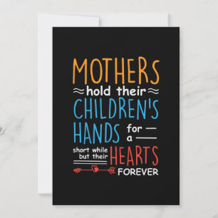 Mor Gift Mammor håller sina barn Händer Inbjudningar