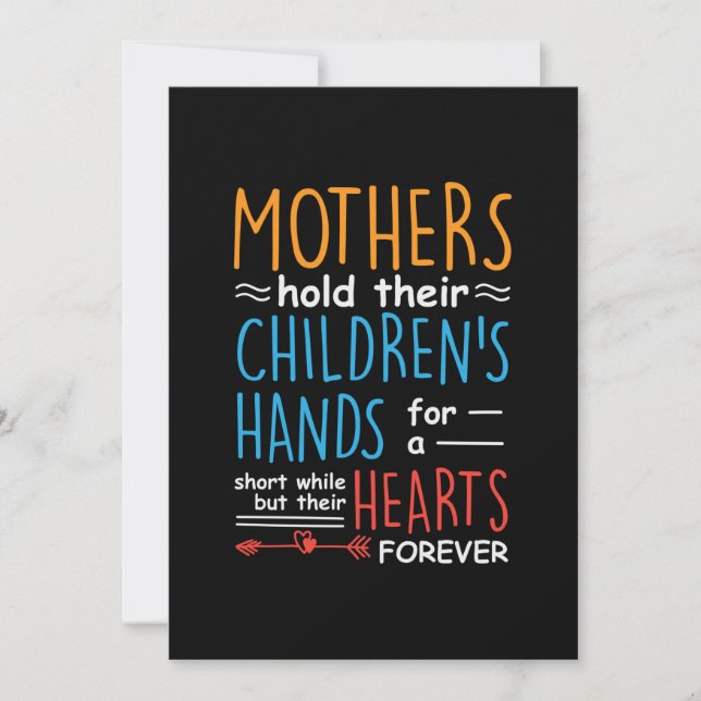 Mor Gift Mammor håller sina barn Händer Inbjudningar (Framsida)