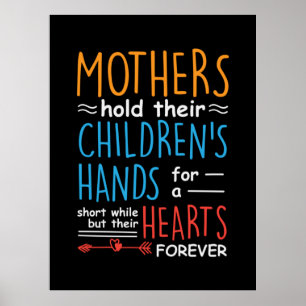 Mor Gift Mammor håller sina barn Händer Poster
