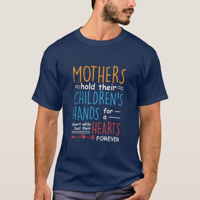 Mor Gift Mammor håller sina barn Händer T Shirt (Framsida)