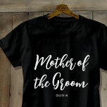 Mor i Anpassningsbarna Groom Bröllop Black White T Shirt<br><div class="desc">Få Mamma att känna sig speciellt med en unik anpassningsbar t-shirt! En enkel och snyggt utformning med trendig,  skriptbokstäver och personlig med mor i gruppens namn,  bröllop,  datum,  plats eller annan text. En underbar gåva till en bachelorettfest,  möhippa eller firande helg! Färg: svart och vitt.</div>