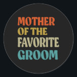 Mor i den gynnade Groom Bröllop Mamma Funny Gro Runt Klistermärke<br><div class="desc">Mor i den gynnsamma Groom Bröllop Mamma,  den vackra Groom Mamma</div>