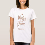 Mor i glitter-groomkoppartypografin namn t shirt<br><div class="desc">Glam elegant mor i groomens anpassningsbar möhippa t-shirt med kopparborstad glitter handskriven som typografi och ett litet hjärta.           Enkel att anpassa med namn.           Lämpligt för trendigets moderna glamorösa brudens sida bröllop.</div>