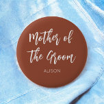 Mor i Groom Brown White Bröllop Knapp<br><div class="desc">Mor i Groom Bröllop-knappen i Brent Orange,  Brown och White/ Terracotta. Bra för Bröllop,  Brudens sida,  Bachelor Party Rehearsal Middag. Ta en titt på fler produkter med den här designen i samlingen nedan.</div>