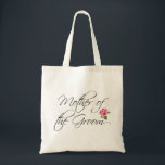 Mor i Groom Calligraphy och Ro Tygkasse<br><div class="desc">En blomstrande kalligrafi för Mor i Groom och förskönad med rosa ros. Denna punkt är ett underbart val som bröllopsförmån för bröllopsfesten under evenemang och aktiviteter runt bröllop.</div>