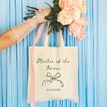 Mor i Groom | Färg Coquette Bow Tygkasse<br><div class="desc">Den här snyggten,  den vismliga toten säger "Mor i Groom" i chic,  handskrivet skript med en illustrerad coquette-båge och en punkt för hennes namn. Du kan anpassa verktyget genom att välja valfritt färg för text och båge,  så att bröllopsfesten kan matcha.</div>
