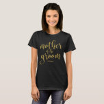 Mor i Groom Guld Glitter Möhippa Tee<br><div class="desc">Med en elegant som klipper ut kant-designen,  som innehåller texten "mor i groomen" i ett extroverterat skriptteckensnitt,  lägger glitter struktur till ett glansfullt och glamoröst tryck. Du kan välja mellan många bakgrundssidor i färg enligt dina behov och önskemål. Kontakta mig om du har någon speciell begäran.</div>