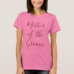 Mor i Groom Rosa Tee Shirt<br><div class="desc">Få mor i brudgummen att känna sig uppskattad med den här fantastisk t-shirt som är rosa. Med "Mor från Groom" i underbar burgundisk kalligrafi, ställe din beställning idag!</div>