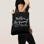 Mor i Groom Tote Bag | Modern vit skript Tygkasse<br><div class="desc">Mor i Groom kommer att kärlek den här personligen till väskan! Dubbla-sida med ett vitt skript-typsnitt och snurra i roligten, väskan har också två linjer anpassningsbar text - lägg till Mor i Grooms namn, bröllop datum, plats osv. Ändra bakgrunden till färg så att den stämmer överens med bröllop färger -...</div>