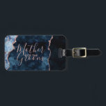 Mor i Groom vid marinblått och Ro Guld Bagagebricka<br><div class="desc">Marble Agate Gilded Geode Design,  med Modern och skript typsnitt,  med guldfärgen Navy Blue & Ro. Trendig och Chic Bröllop Mor i Groom-bagagetaggen! ~ Kolla min butik för att se hela bröllop-svit för den här designen!</div>