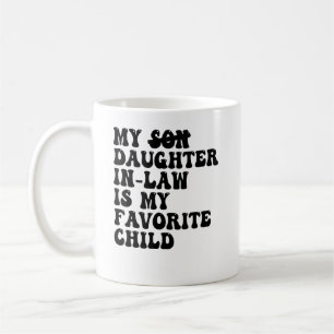 Mor-i-juridik-familjens matchande dotter finns kaffemugg