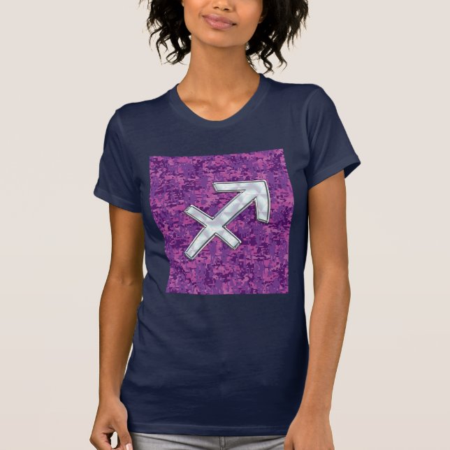 Mor i Pearl Sagittarius Symbol Fuchsia Camo Tee Shirt (Framsida)