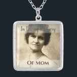 Mor Memorial Photo Charm Bröllop Bouquet Silverpläterat Halsband<br><div class="desc">Fantastisk idé om du är en brud som har borttappad någon speciellare och önskar att de kunde vara med dig på bröllopen. Denna charm kan läggas till i din bukett till minne av dem. Det kommer med ett halsband så att du kan få det som en keepy och fortsätta att...</div>