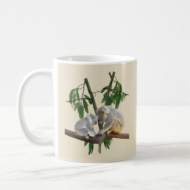 mor och baby koala med eucalyptus träd beige kaffemugg (Vänster)