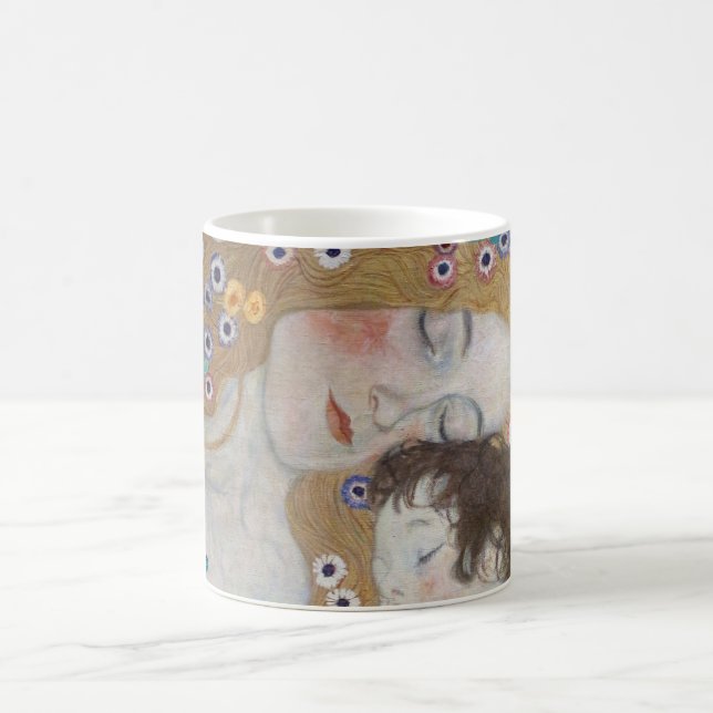 Mor och barn av Gustav Klimt Kaffemugg (Center)